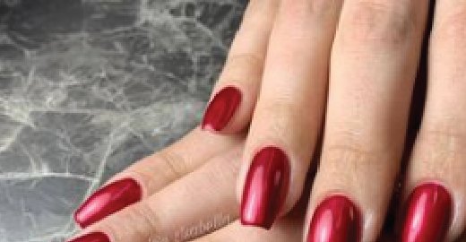 Glanzende rode gellak op lange coffin-nagels, gemaakt door By Isabella